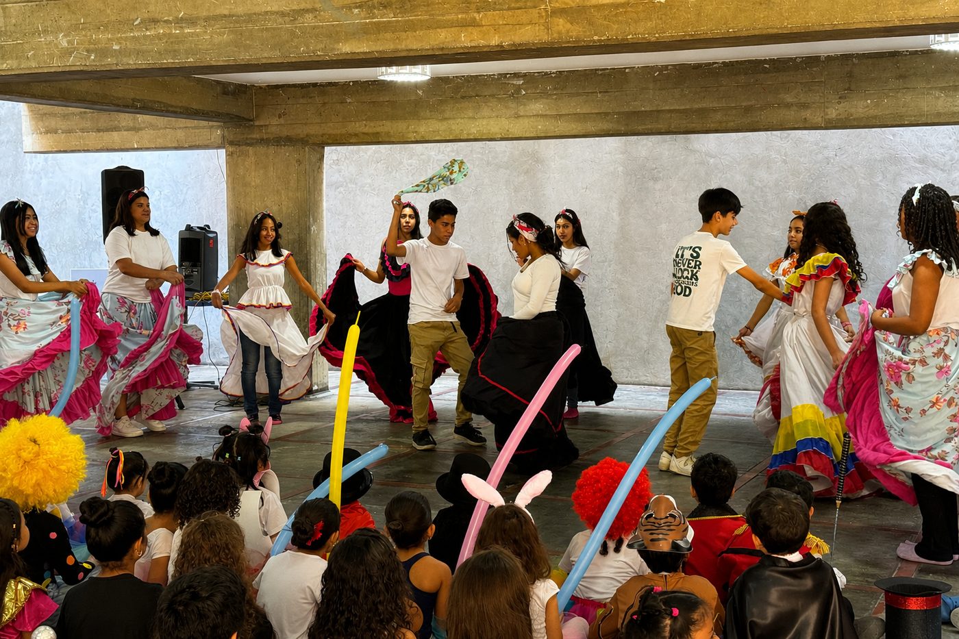 Estudiantes bailando en un acto cultural del Colegio Promesas Patrias