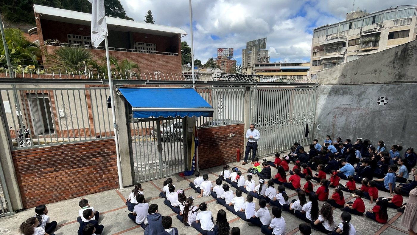 Formación cívica de estudiantes en el patio del Colegio Promesas Patrias