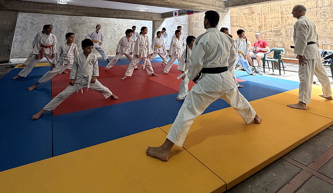 Estudiantes en la práctica de judo
