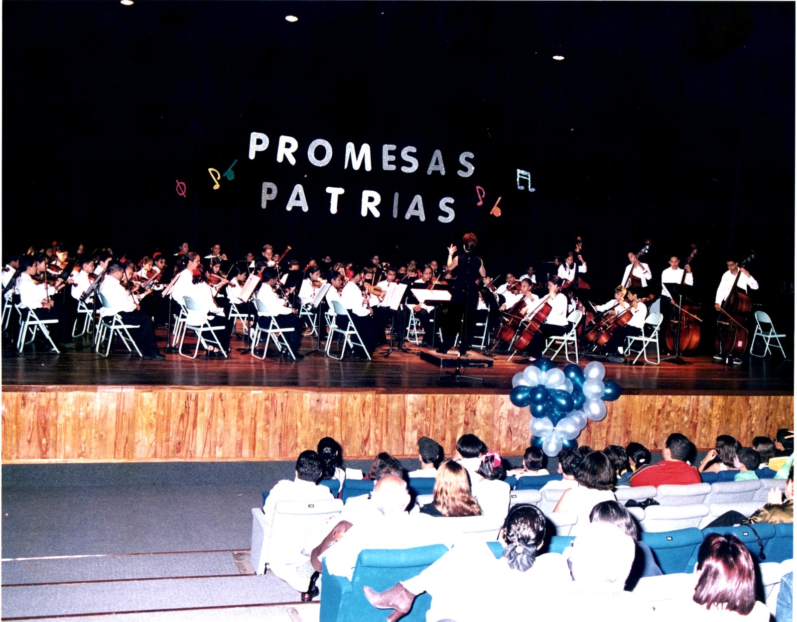 Orquesta estudiantil del Colegio Promesas Patrias en concierto