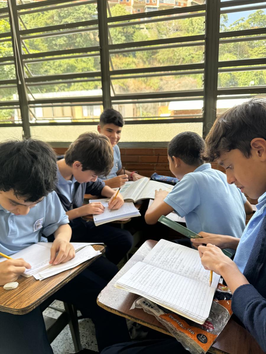 Estudiantes en tareas dirigidas