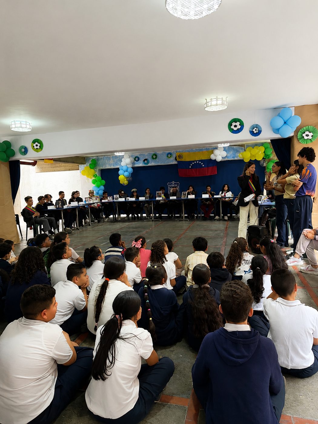 Estudiantes del Colegio Promesas Patrias participando en la vida estudiantil